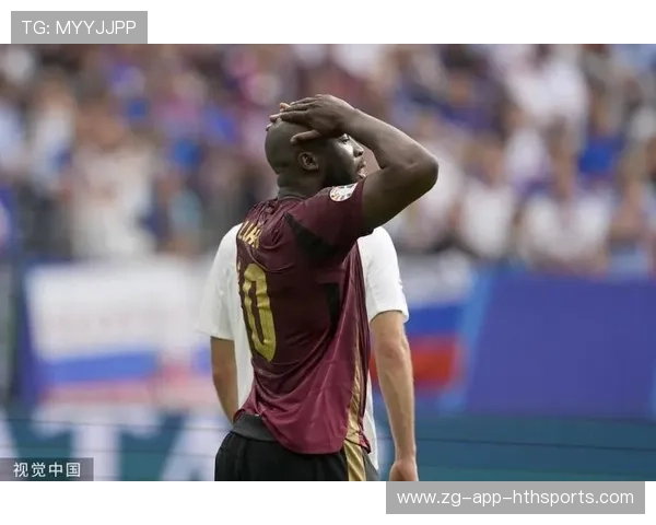 卢卡库强行摆脱后爆射，比利时禁区边缘威胁极高